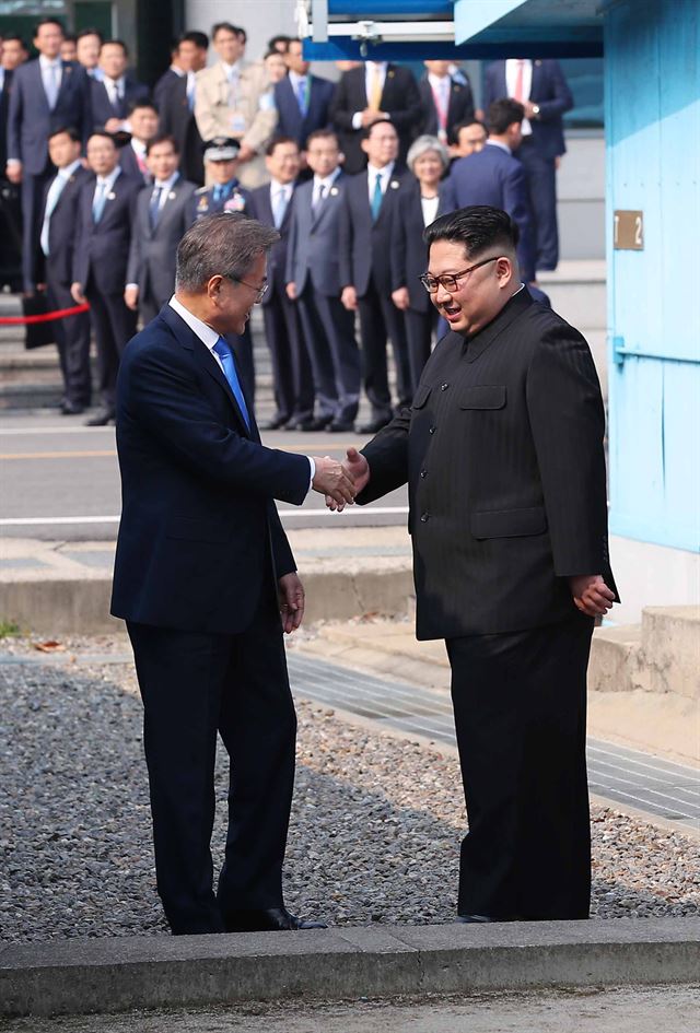 문재인 대통령과 김정은 북한 국무위원장이 27일 경기도 파주 판문점 군사분계선에서 만나 인사하고 있다. 판문점=고영권기자