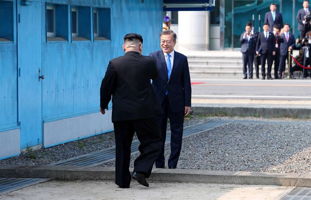 문재인 대통령과 김정은 북한 국무위원장이 27일 경기도 파주 판문점 군사분계선에서 만나 인사하고 있다. 판문점=고영권 기자