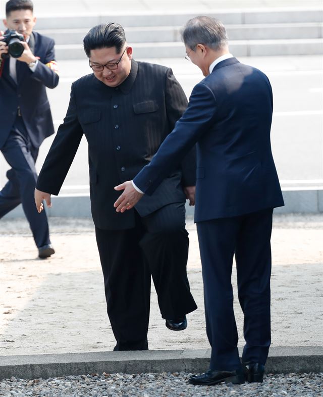 27일 오전 문재인 대통령과 김정은 북한 국무위원장이 판문점에서 만나 인사 후 김위원장이 군사분계선(MDL)을 넘어오고 있다. 고영권 기자