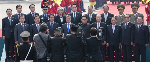 판문점 평화의 집 앞에서 공식 환영식을 마친 두 정상이 김정은 국무위원장의 제의로 양측 수행원과 기념촬영을 하고 있다.