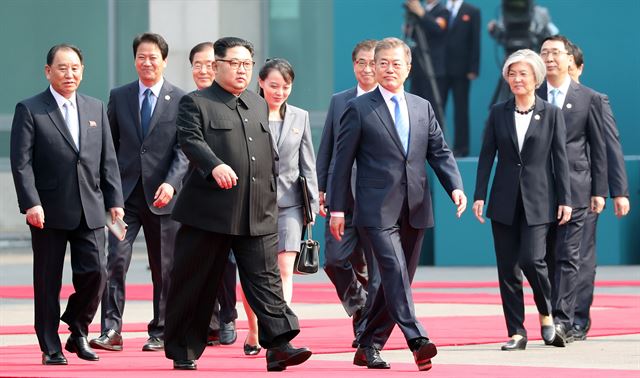 문재인 대통령과 김정은 국무위원장이 27일 오전 판문점 평화의집앞에서 국군의장대 사열을 마친 후 정상회담장으로 이동하고 있다. 연합뉴스