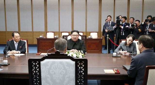 북측 왼쭉부터 김영철 당중앙위원회 부위원장, 김 위원장, 김여정 당중앙위원회 제1부부장. 판문점=고영권기자