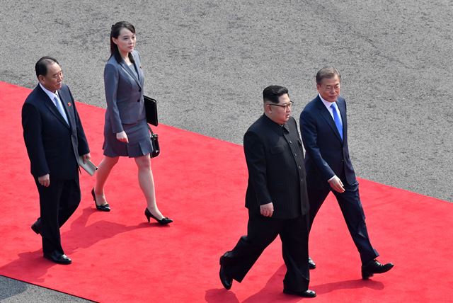 문재인 대통령과 북한 김정은 국무위원장이 27일 오전 판문점 군사분계선에서 만나 정상회담을 위해 평화의 집으로 들어서고 있다. 뒤에는 김영철 당 중앙위원회 부위원장, 김여정 당 중앙위원회 제 1부부장이 따르고 있다. 판문점=고영권 기자