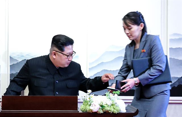 평화의집에서 김정은 북한 국무위원장이 방명록에 서명을 하고 있다. 동생 김여정 당 중앙위 제1부부장은 지근거리에서 그를 수행했다. 판문점=고영권 기자