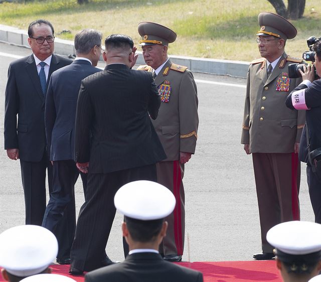 문재인 대통령이 27일 오전 경기도 파주 판문점 남측 평화의 집 앞에서 열린 공식환영식에서 김정은 국무위원회 위원장의 안내를 받으며 리명수 총참모장과 인사하고 있다. 판문점=고영권 기자