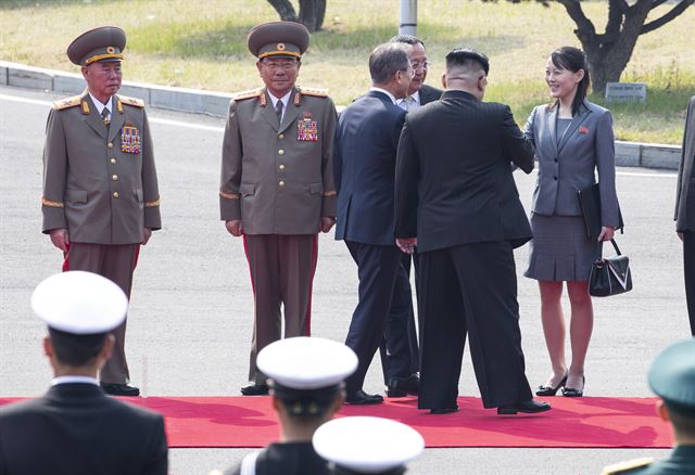 문재인 대통령이 판문점 남측 평화의 집 앞에서 열린 공식 환영식에서 김정은 국무위원회 위원장의 안내를 받으며 김여정 노동당 중앙위 제1부부장과 인사하고 있다. 판문점=고영권 기자