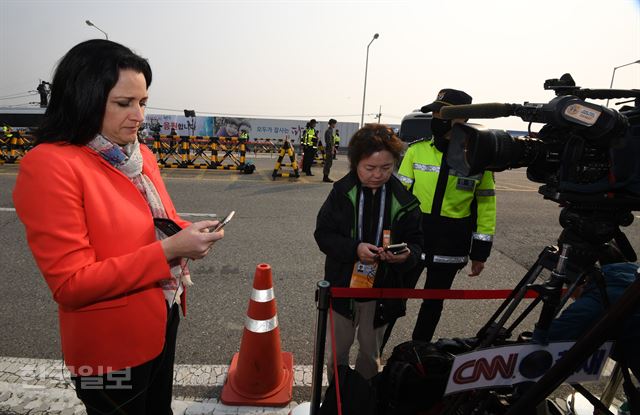 남북정상회담이 열린 27일 오전 경기 파주시 통일대교 남단에서 CNN방송기자가 문재인 대통령이 회담장으로 향하는 모습을 취재 하기 위해 기다리고 있다. 파주=홍인기 기자