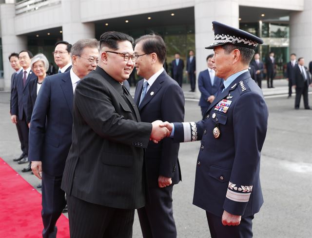 김정은 국무위원장이 27일 정상회담을 앞두고 정경두 합참의장과 악수 하고 있다. 판문점=고영권기자