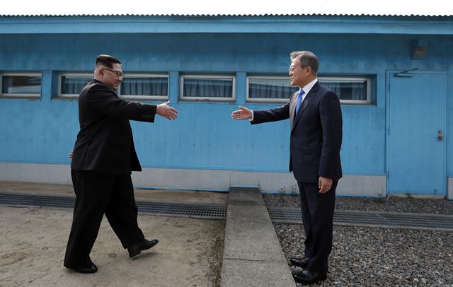 문재인 대통령이 판문점 군사분계선 남측에서 김정은 국무위원장을 맞이하고 있다. 판문점=고영권 기자