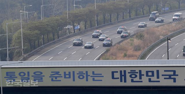 남북정상회담이 열리는 27일 오전 문재인 대통령이 탄 차량이 경기도 파주 통일전망대 앞 도로를 지나고 있다. 서재훈기자