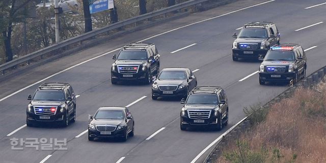 남북정상회담이 열리는 27일 오전 문재인 대통령이 탄 차량이 경기도 파주 통일전망대 앞 도로를 지나고 있다. 서재훈기자