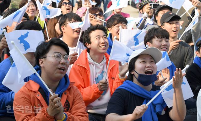 남북정상회담날인 27일 오후 경기도 파주시 임진각에서 시민들이 판문점에서 열린 남북정상의 기념식수 생중계를 보며 환호하고 있다. 서재훈기자 spring@hankookilbo.com