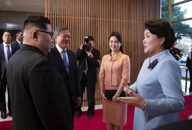 문재인 대통령과 부인 김정숙 여사와 김정은 국무위위원장과 부인 리설주 여사가 27일 오후 경기도 파주 판문점 내 평화의 집에서 만나 인사하고 있다. 고영권 기자