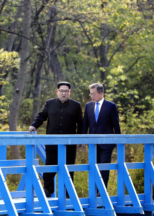 문재인 대통령과 김정은 국무위원장은 공동 식수를 마친 후 군사분계선 표식물이 있는 ‘도보다리’까지 산책을 하며 담소를 나누고 있다. 고영권기자