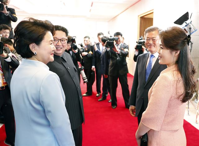 김정숙 여사와 북한의 리설주 여사가 27일 오후 판문점 평화의 집에서 만나 대화하고 있다. 연합뉴스