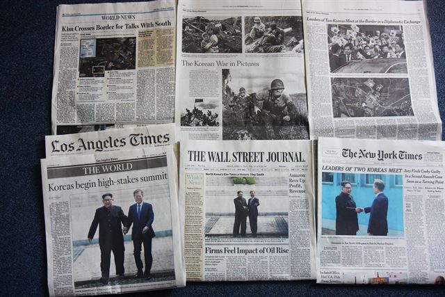 판문점 남북정상회담의 기사가 대대적으로 실린 The New York Times 와 The Wall Street Journal, Los Angeles Times등 미국신문기사들. 뉴시스