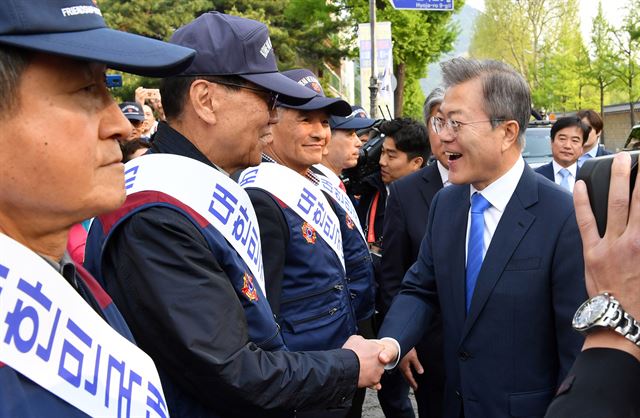 문재인 대통령이 지난 27일 오전 서울 종로구 정부서울청사 창성동 별관 앞에서 남북정상회담 성공을 기원하는 시민과 재향군인회 관계자들과 인사하고 있다. 연합뉴스