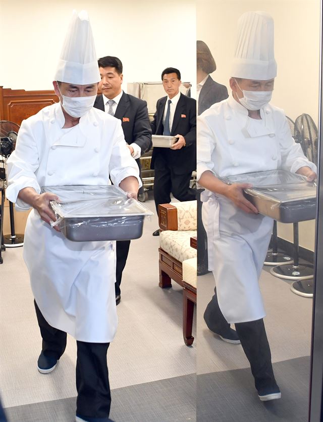 [평양냉면 배달] 27일 오후 판문각에서 만든 냉면 사리를 북측요리사가 평화의 집으로 옮기고 있다. 이날 총 4번이나 사리를 옮겨야 했다.