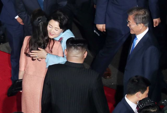 [리설주 여사 꼭 안아주는 김정숙 여사] 김정숙 여사가 환송식에서 리설주 여사를 꼭 안아주자 문재인 대통령이 흐뭇하게 바라보고 있다.