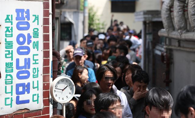 29일 오후 서울 마포구의 한 평양냉면 음식점 앞이 손님들로 붐비고 있다. 연합뉴스