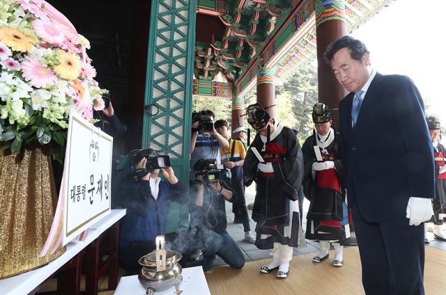 28일 이낙연 총리가 충남 아산시 염치읍 현충사에서 열린 충무공 이순신 장군 탄신 제473주년 기념 다례 행사에 참석, 헌화 및 분향을 하고 있다. 아산=연합뉴스