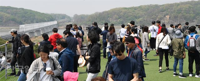 29일 주말을 맞아 평소보다 많은 시민들이 임진각 전망대를 찾아 임진강 철교등을 보고 있다. 오대근기자 inliner@hankookilbo.com