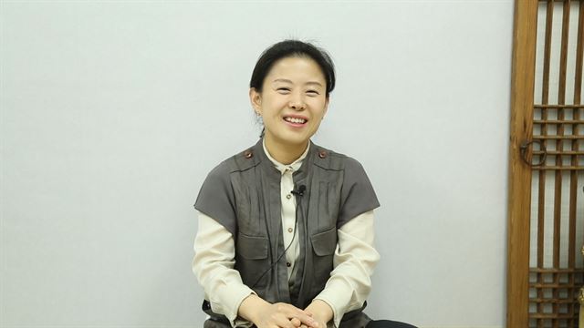 한껏 ‘오버’하는 특성 때문에 국극 배우는 직접 무대 화장을 한다. 김선미 배우는 “화장하는 것만 해도 배우 연륜을 알 수 있는 게 국극이다. 배역에 맞는 얼굴 화장을 연습하면서 ‘제 얼굴에 책임을 진다’는 말을 실감한다”고 말했다. 한국일보 영상팀