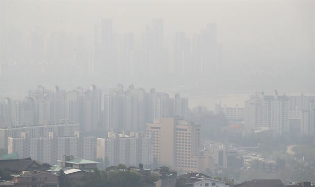 서울지역 미세먼지 농도가 나쁨 수준을 보인 30일 남산에서 바라본 서울 도심이 뿌옇다. 연합뉴스