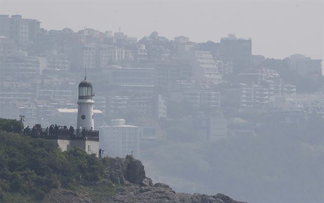 부산지역 초미세먼지가 나쁨 수준을 보인 29일 해운대 동백섬 등대 뒤편으로 달맞이언덕이 뿌연 모습을 보이고 있다. 연합뉴스