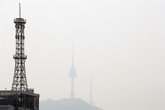 서울 미세먼지 농도가 '한때 나쁨' 상태를 나타낸 30일 오전 서울 종로구에서 바라본 N서울타워가 흐리다. 뉴시스