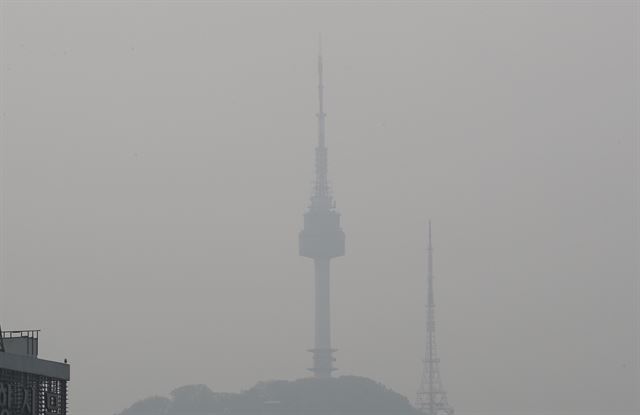 수도권 지역에 미세먼지 농도가 높은 30일 오전 서울 남산타워가 뿌옇다. 국립환경과학원은 "대기 정체로 대부분 지역에서 오전에 미세먼지 농도가 높다가 오후 들어 '보통' 수준을 나타낼 것으로 예상된다"고 전했다. 뉴스1