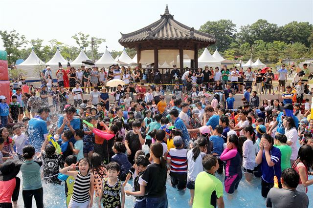 지난해 ‘세종대왕과 초정약수 축제’에 참가한 관람객들이 초정약수 원탕에서 광천수로 물놀이를 즐기고 있다. 청주시 제공