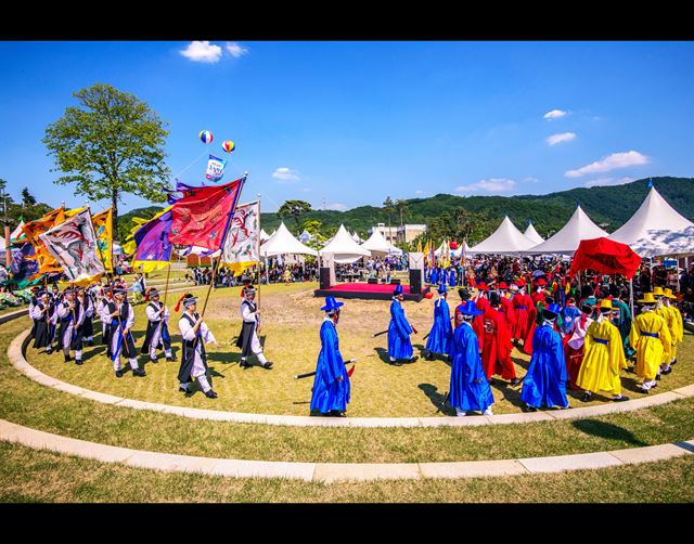 세종대왕과 초정약수 축제의 하이라이트인 어가행렬. 이번엔 세종과 왕비를 전국 공모를 통해 뽑고 행렬 앞뒤에 농악대를 배치하는 등 시민 참여를 확대했다. 청주시 제공