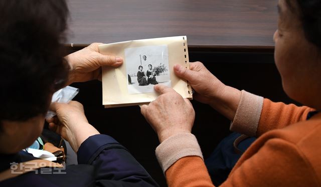 ]남북정상회담으로 이산가족 상봉 분위가 한껏 달아오른 30일 오전 서울 중구 적십자사에서 홍순자(90)씨가 가족과 헤어지기전 개성에서 찍은 가족사진을 펼쳐보고 있다. 2018.4.30 신상순 선임기자