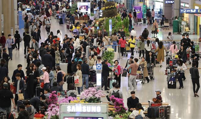 4월 15일 오후 인천국제공항 제1여객터미널 입국장이 입국객과 마중객들로 붐비고 있다. 연합뉴스