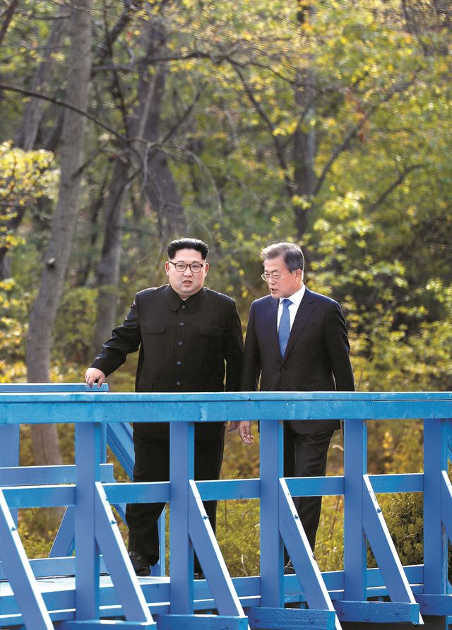 문재인 대통령과 김정은 국무위원장은 공동 식수를 마친 후 군사분계선 표식물이 있는 ‘도보다리’까지 산책을 하며 담소를 나누고 있다. 한국일보