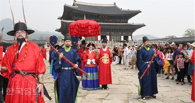 30일 오전 서울 경복궁에서 열린 궁중문화축전 행사에서 어가행렬이 재현되고 있다. 세종대왕 즉위 600주년을 맞아 다음 달 6일까지 열리는 이번 축전은 서울 4개 고궁과 종묘에서 전시, 공연, 체험 행사로 진행된다. 신상순 선임기자