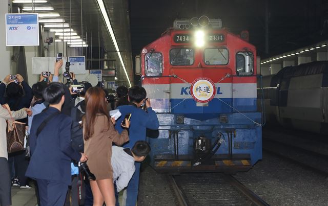 장항선 익산역에서 용산역까지 마지막 운행을 마치고 역사 속으로 사라지는 구형 새마을호 1160편이 30일 밤 11시 11분에 용산역에 사람들의 환호를 받으며 도착하고 있다. 연합뉴스