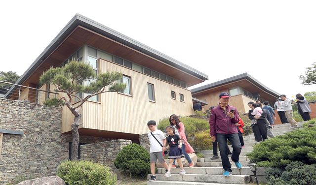 1일 오전 경남 김해시 진영읍 본산리 봉하마을에 있는 고(故) 노무현 전 대통령의 집을 시민이 찾고 있다. 노무현재단은 노 전 대통령이 생전 "이 집은 국민에게 돌려주어야 할 집"이라고 한 데 따라 자택을 시민에게 정식 개방하기로 했다고 밝혔다. 연합뉴스