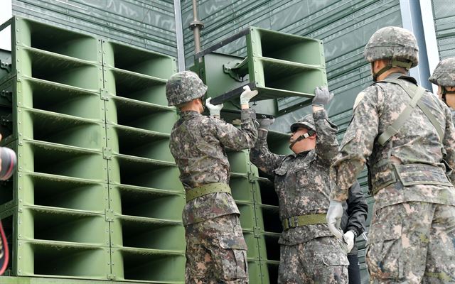 육군 9사단 교하중대 교하 소초 장병들이 1일 경기도 파주시 민간인 통제구역 내 설치된 고정형 대북 확성기를 철거하고 있다. 사진공동취재단