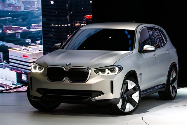 BMW는 베이징 모터쇼에서 전기차와 SUV 결합 모델인 iX3를 선보였다. 연합뉴스