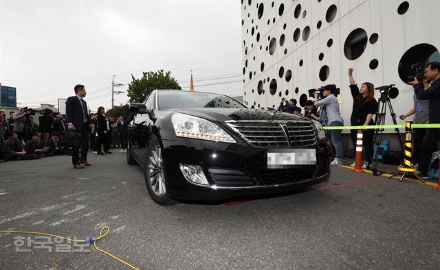 [포토라인 넘어 취재진 앞까지 밀고 들어온 차] 조현민 전 대한항공 광고담당 전무가 1일 오전 서울 강서경찰서에 출석하고 있다. 조 전 전무 차량은 경찰서 내부에 설치한 포토라인을 넘어서 취재진 앞까지 밀고 들어왔다.