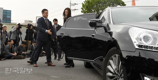 [불쑥 들어온 차에서 내리는 조현민 전 전무] 취재진 바로 앞에 멈춘 차량에서 조현민 전 대한항공 광고담당 전무가 내리고 있다.