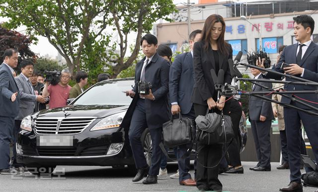 [물러나는 조현민 전 전무 차] 포토라인을 침범했던 조현민 전 전무의 차량이 후진하고 있다. 그제서야 질문을 하기 위해 취재기자들이 제대로 접근할 수 있었다.