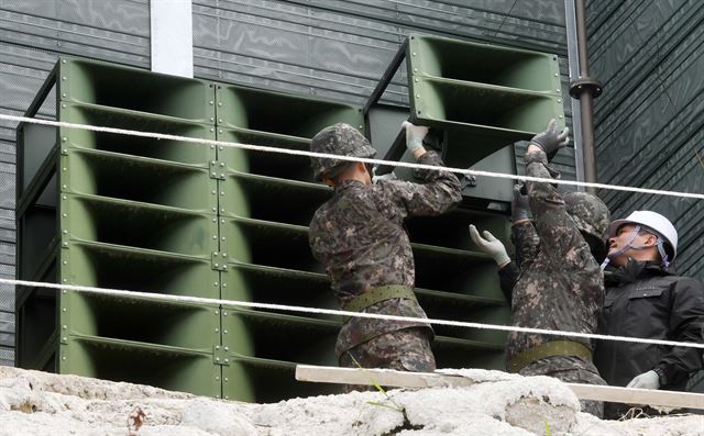 군 관계자들이 1일 경기도 파주시 교하소초에 설치된 고정형 대북확성기를 철거하고 있다.사진공동취재단