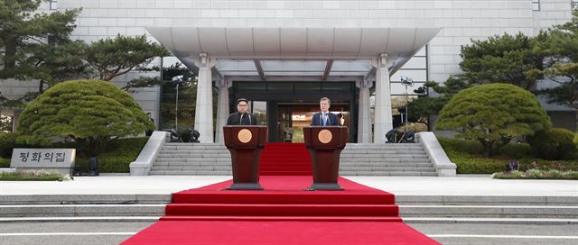 문재인 대통령과 김정은 북한 국무위원장이 27일 판문점 평화의 집 앞에서 4.27 판문점 선언을 하고 있다. 연합뉴스