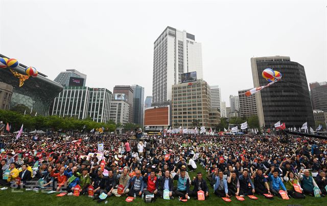 근로자의 날인 1일 오후 서울광장에서 열린 2018 세계노동절대회에서 민주노총 조합원들이 재벌개혁 등을 촉구하며 구호를 외치고 있다. 서재훈기자