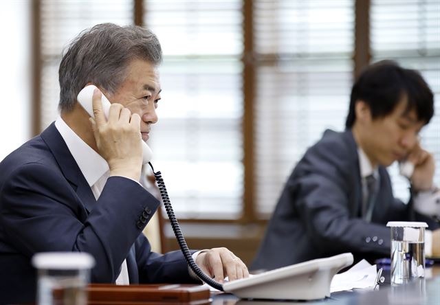 문재인 대통령이 1일 오전 남북정상회담 결과와 북한의 비핵화 방안을 논의하기 위해 안토니우 구테흐스 유엔 사무총장과 통화하고 있다. 청와대 제공 연합뉴스