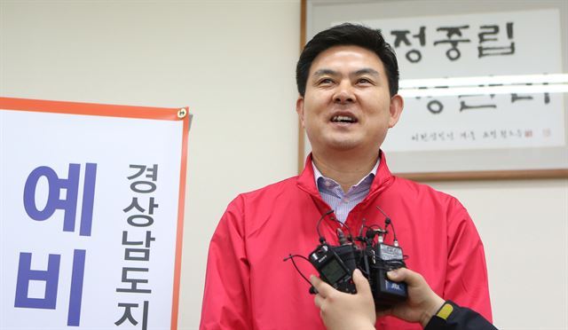 경남지사 선거에 나선 김태호 자유한국당 경남지사가 19일 경남 창원시 경남선관위에서 예비후보 등록을 마친 뒤 취재진과 인터뷰를 하고 있다. 창원= 연합뉴스