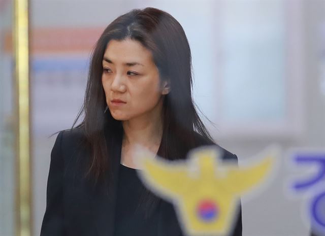 '물벼락 갑질' 논란으로 경찰 조사를 받은 조현민 전 대한항공 광고담당 전무가 2일 오전 서울 강서경찰서에서 조사를 마친 뒤 귀가하고 있다. 연합뉴스